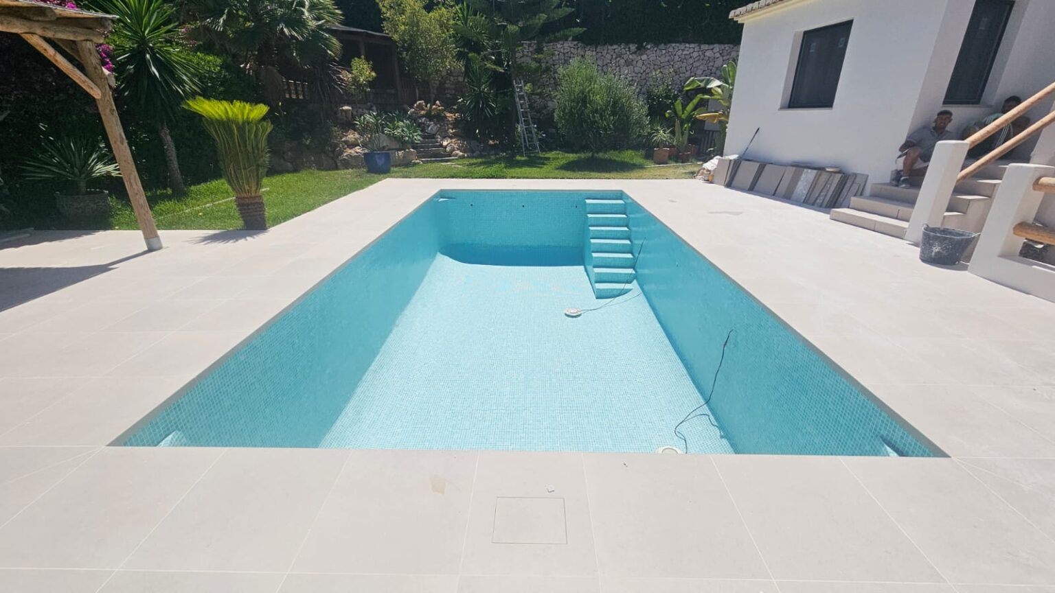 Piscina recién construida con revestimiento blanco.
