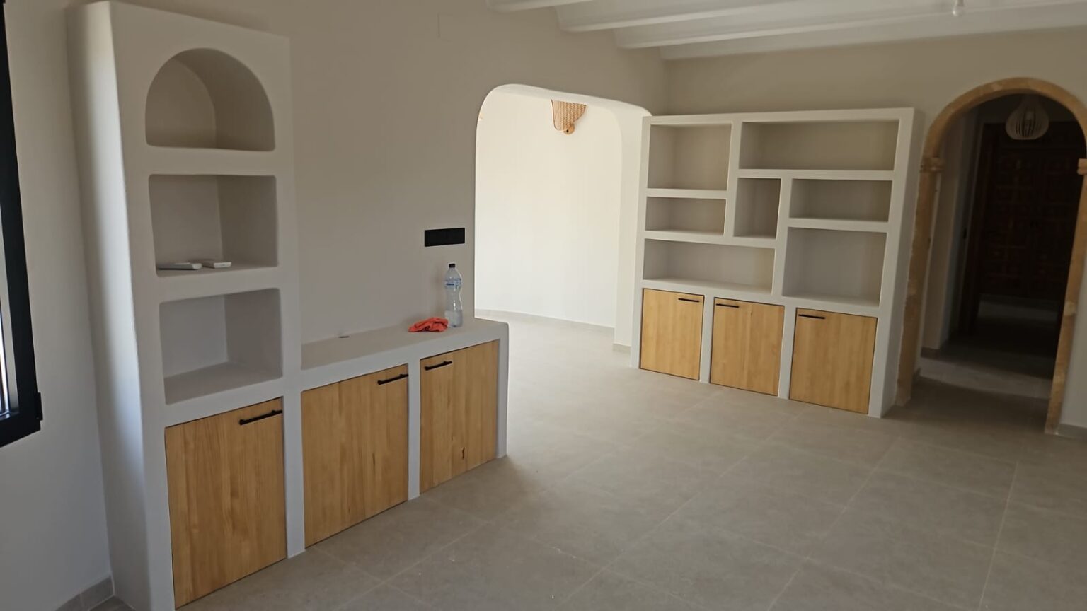 Cocina en reforma con muebles a medida y obra en proceso.