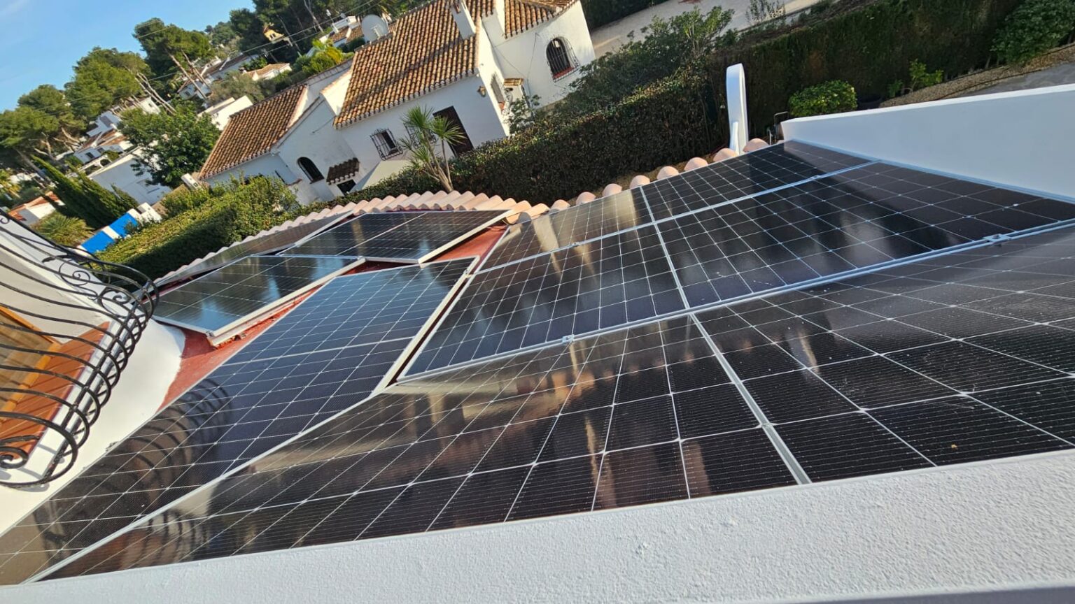 Instalación de paneles solares sobre cubierta reformada.