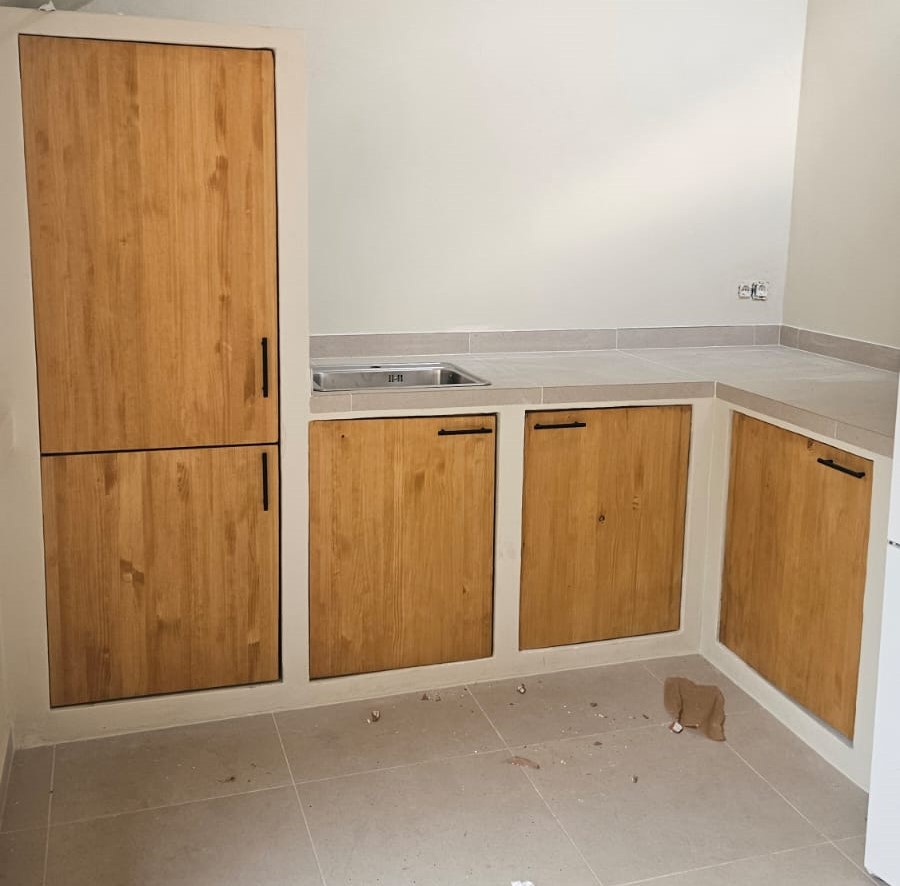 Muebles de cocina en madera instalados durante reforma integral.