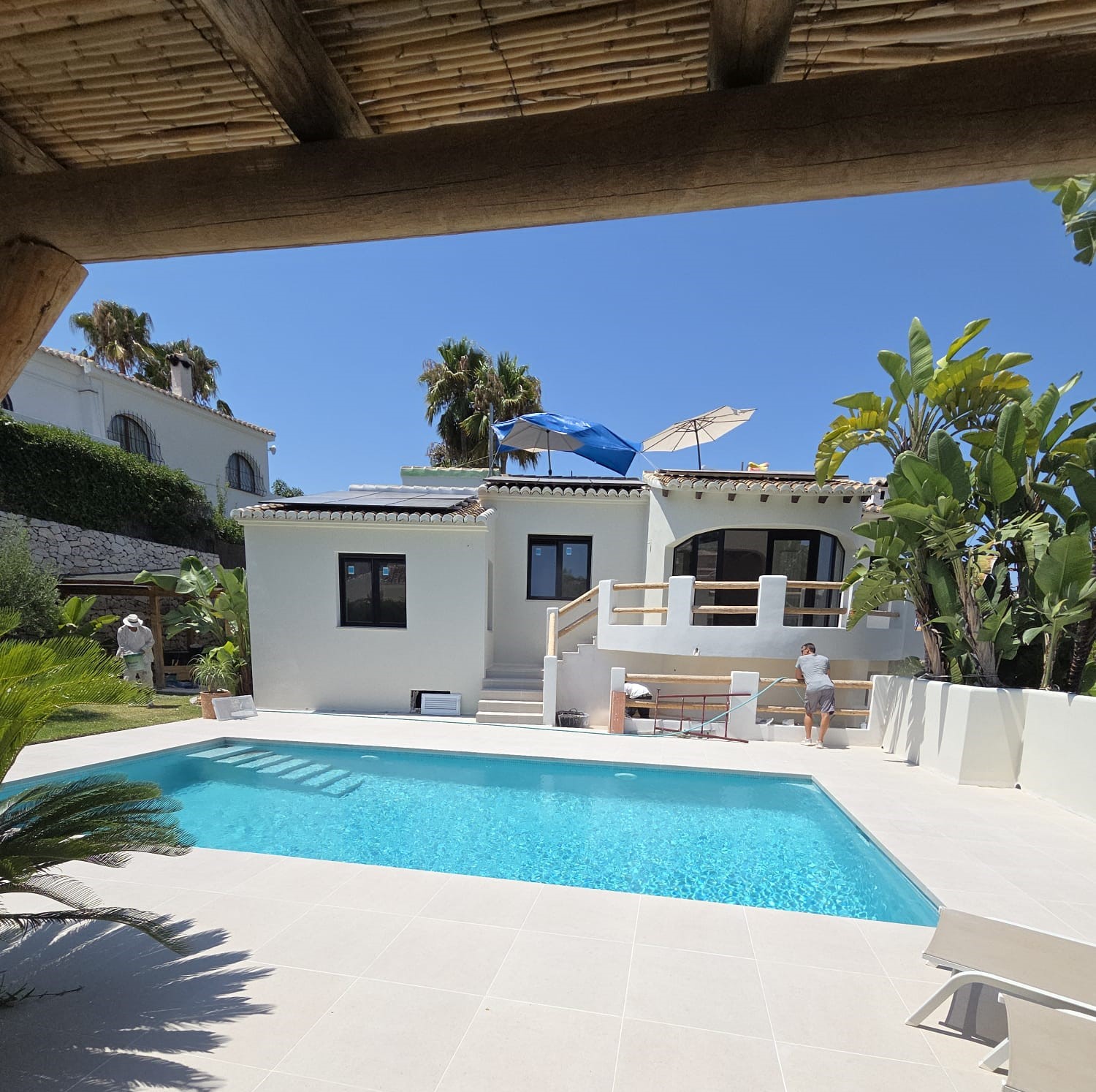 Terraza con piscina y zona exterior reformada.